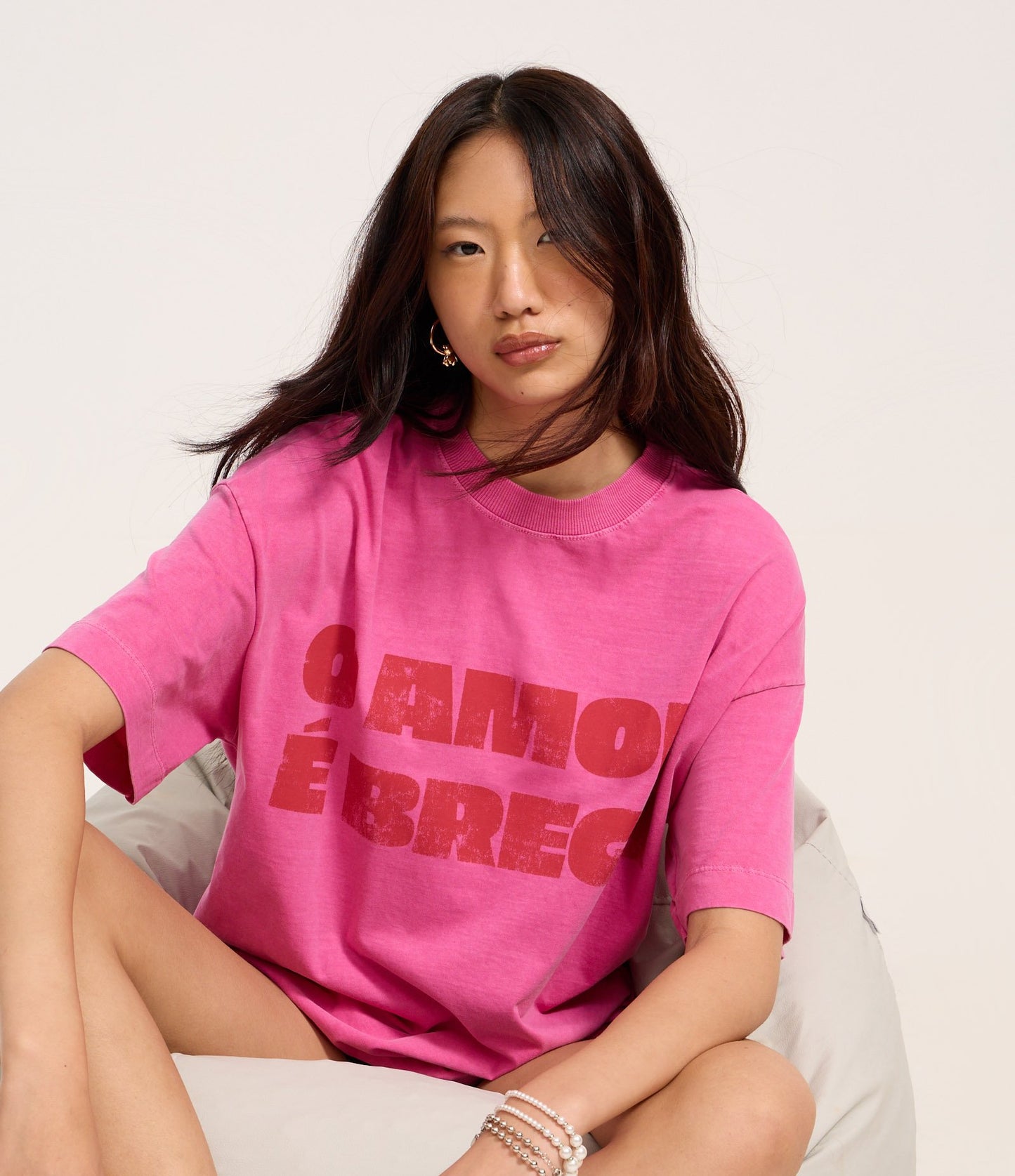 Camiseta oversize de algodón con estampado rosa "Love is Tacky