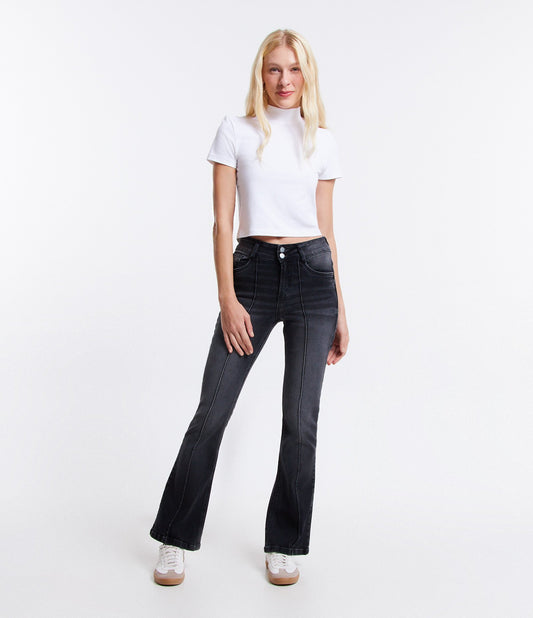 Calça jeans flare preta com bolsos e acabamento