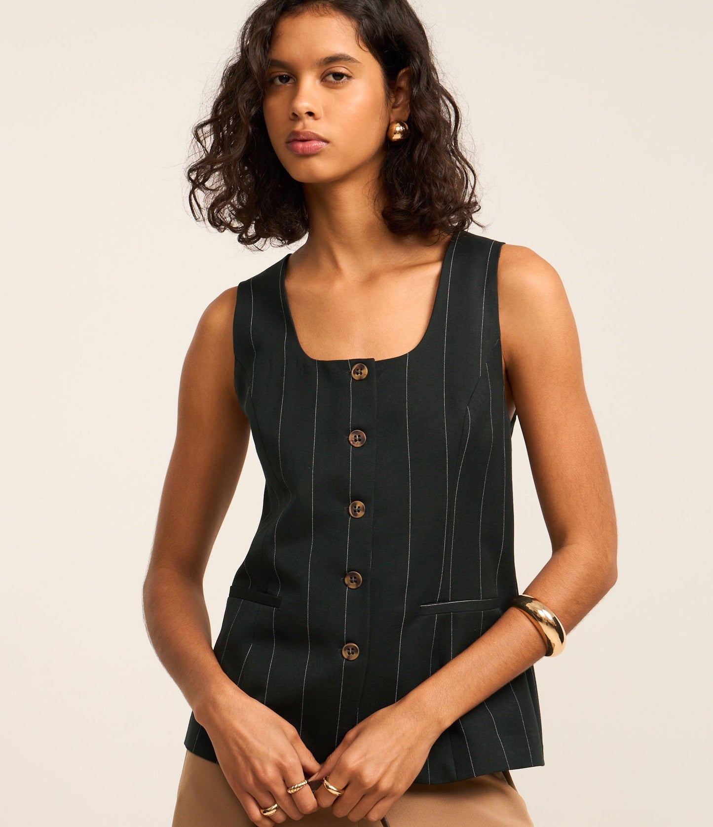 Gilet sartoriale gessato verde scuro con scollo quadrato