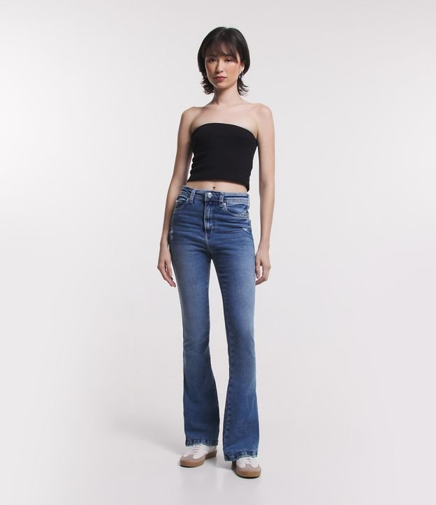 Calça jeans com corte de bota, detalhes desgastados e bolsos - Azul