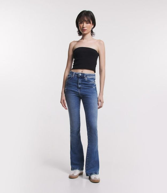 Calça jeans com corte de bota, detalhes desgastados e bolsos - Azul