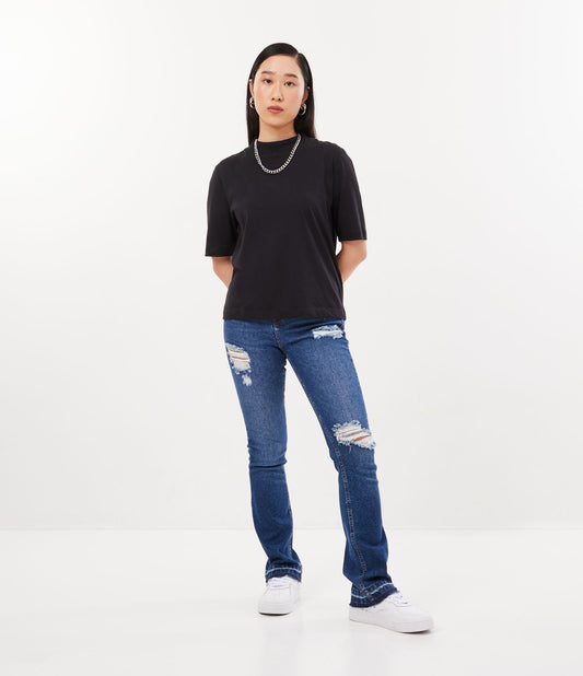 Calça jeans slim flare com detalhes desgastados e bainha crua em azul