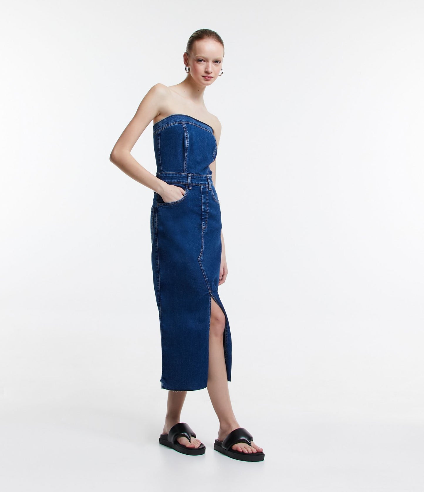 Vestido midi jeans com fenda frontal e painel azul