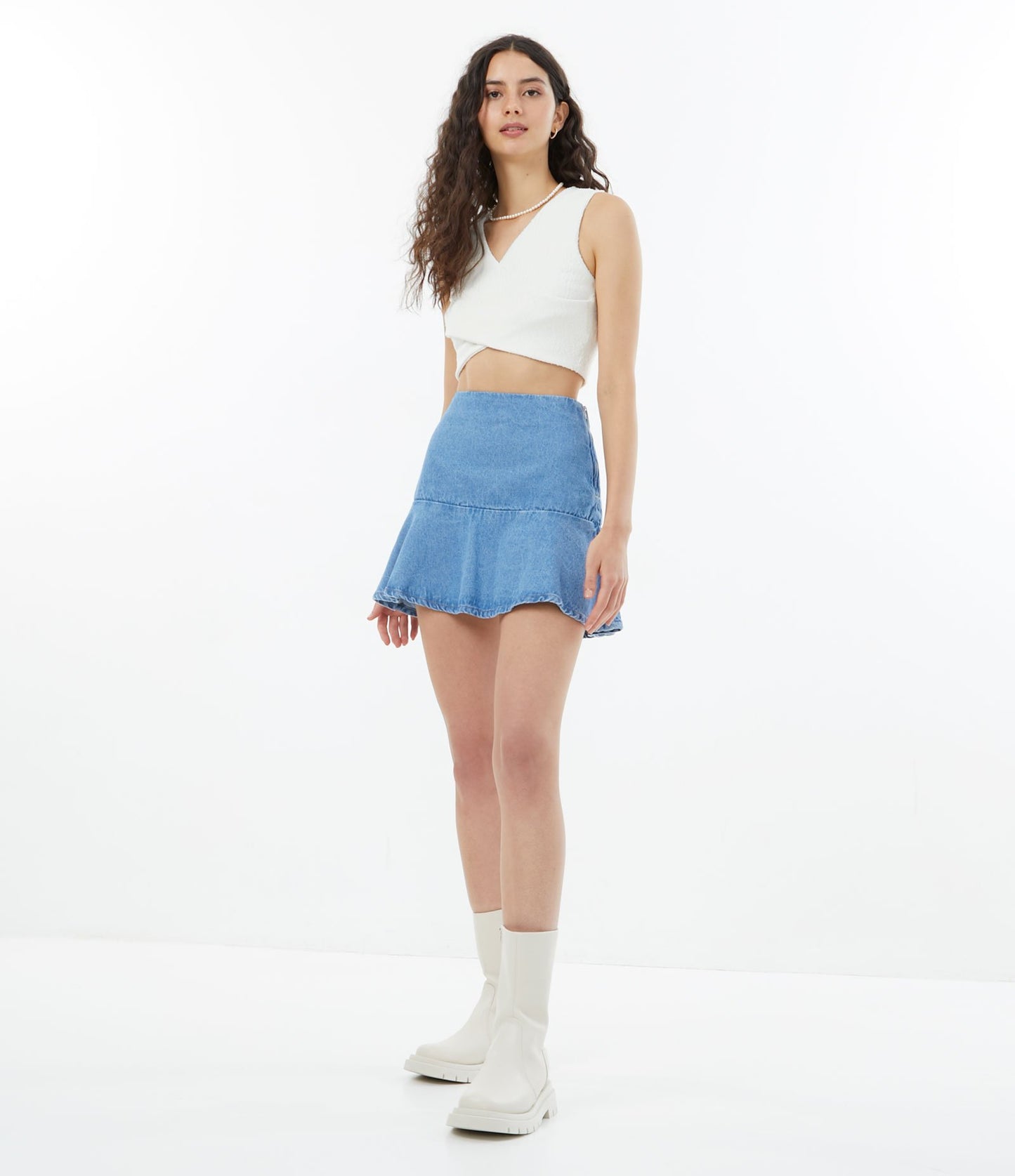 Saia jeans curta com bainha azul com babados