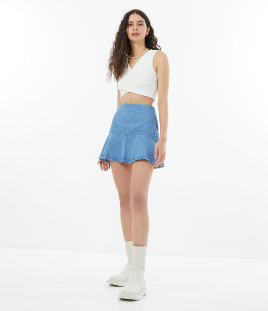 Saia jeans curta com bainha azul com babados