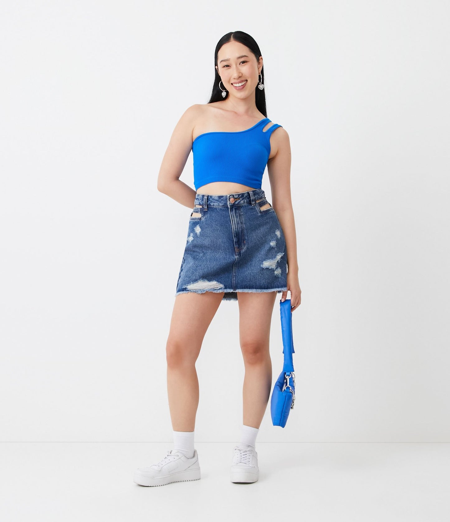 Saia jeans curta de cintura alta com recortes nos bolsos e bainha com franzidos em azul