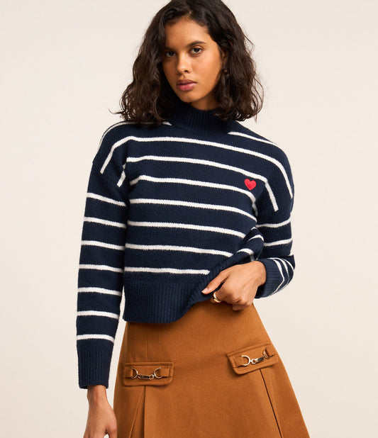 Maglione a righe con dolcevita e cuore ricamato in blu navy