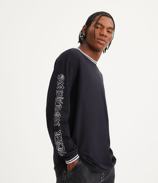 Camiseta relajada negra de medio punto con letras en la manga