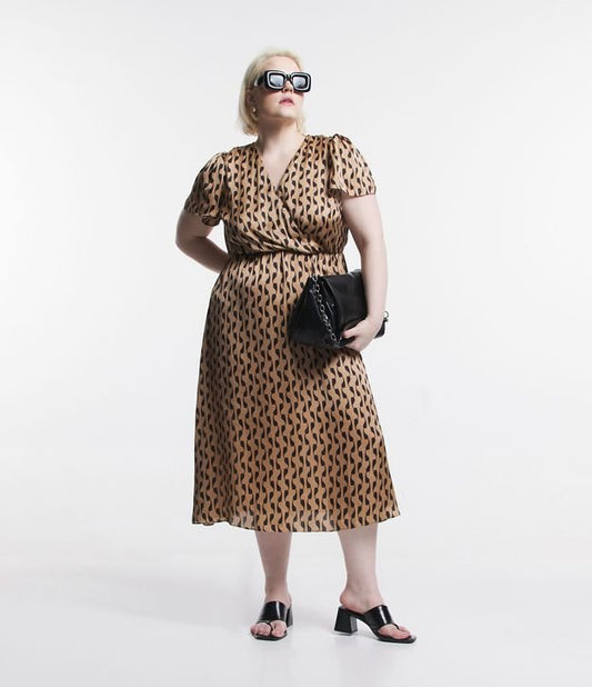 Vestido midi de cetim com estampa geométrica e mangas largas, Curve & Plus Size, Bege Caramelo