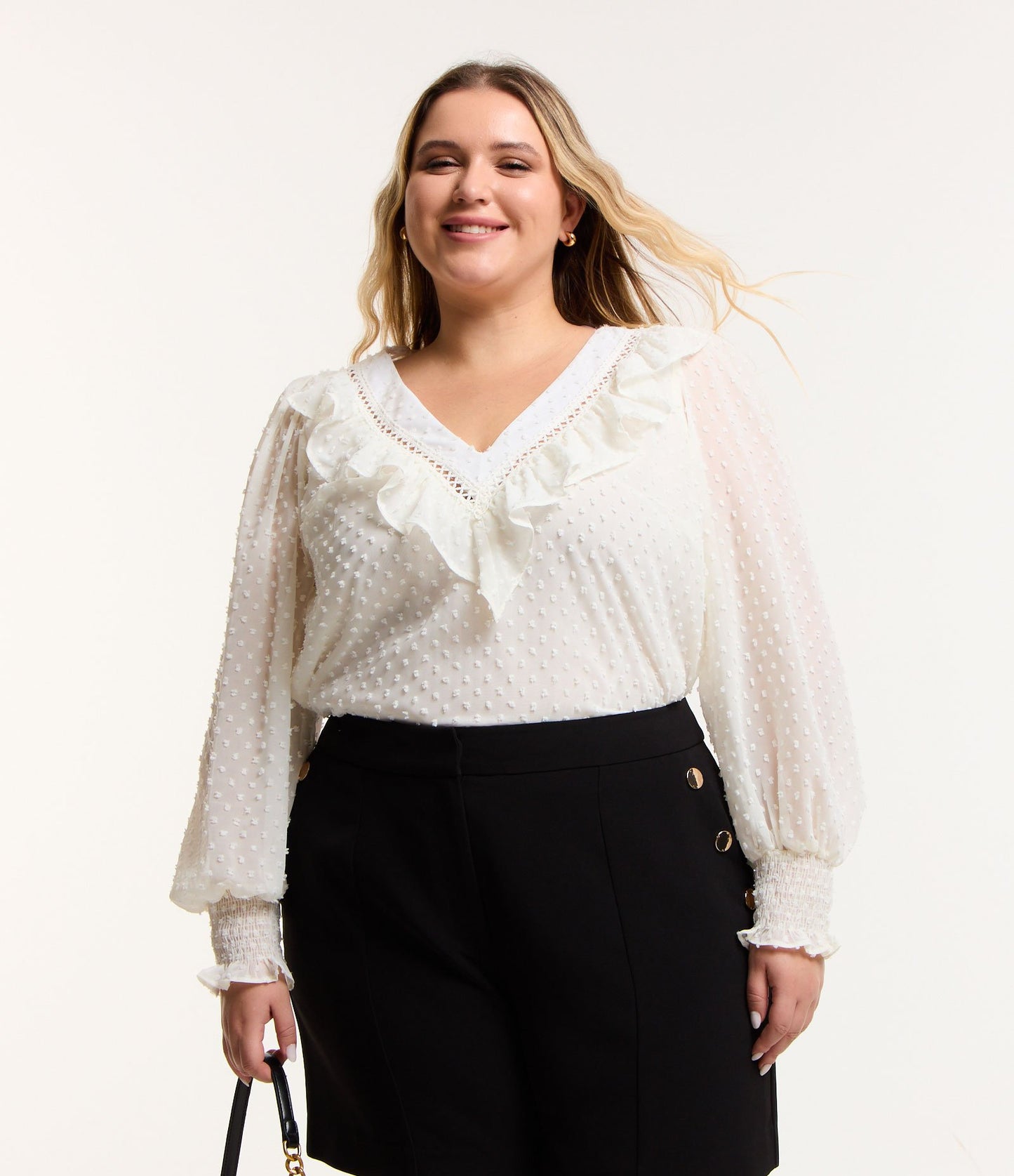 Blusa in chiffon con scollo a balze, taglie forti e taglie forti, bianco sporco