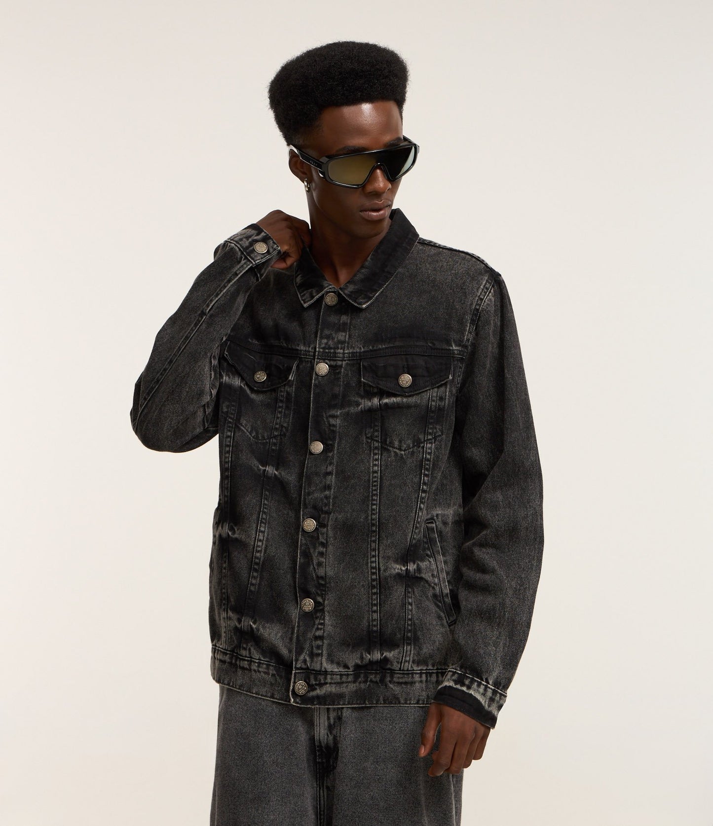 Giacca in denim nero lavato con effetto anticato e tasche