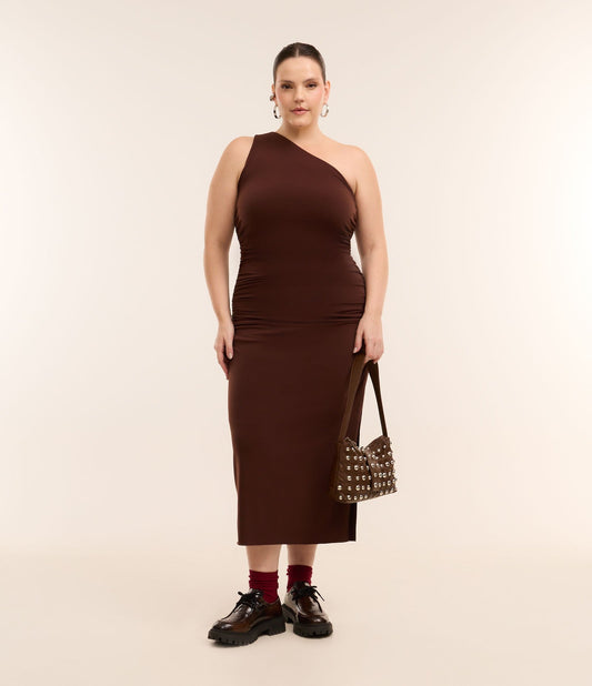 Vestido midi marrón de un hombro con fruncido lateral - Tallas grandes y curvas