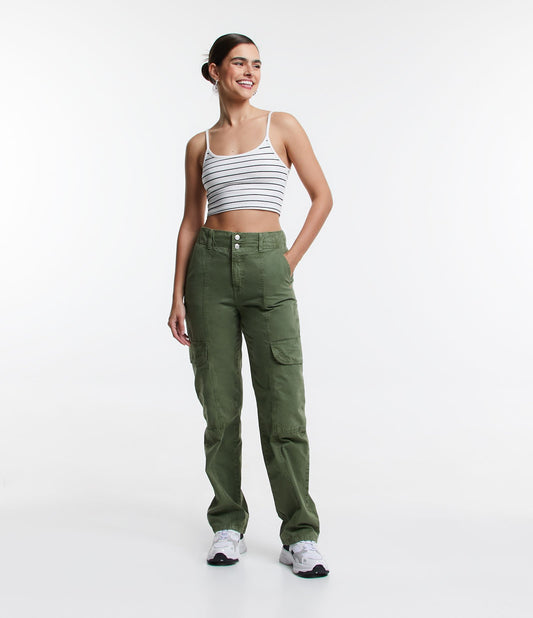 Pantalón recto de sarga con bolsillos cargo verdes