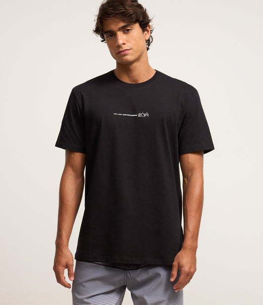 Camiseta Comfort em algodão peruano com estampa "Exploring" em preto