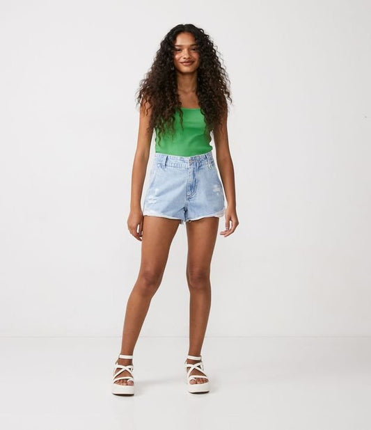 Short Boyfriend Jeans com detalhes desgastados e bainha enrolada em Worn Blue