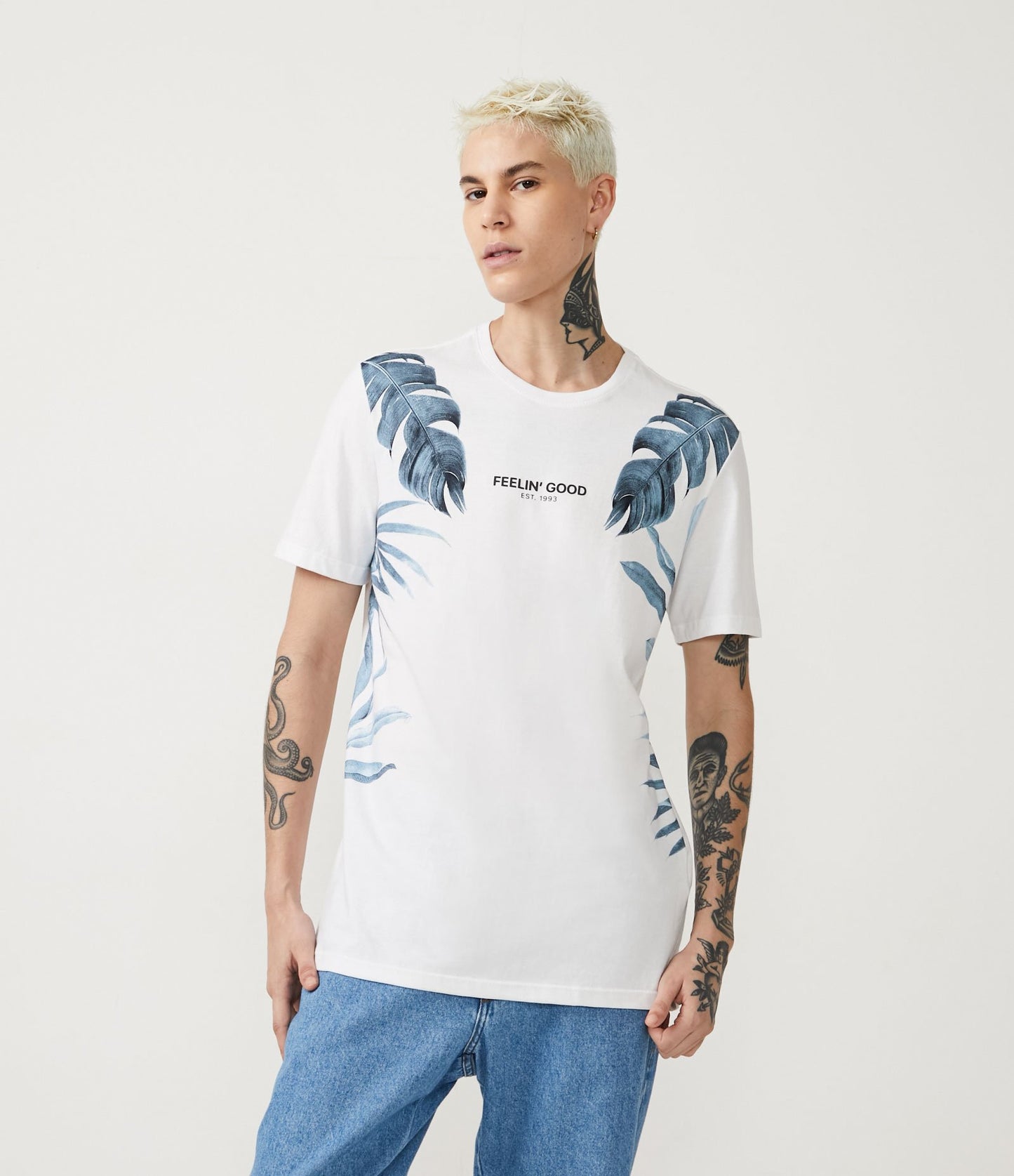 Camiseta regular fit de algodón con estampado de hojas y letras blancas