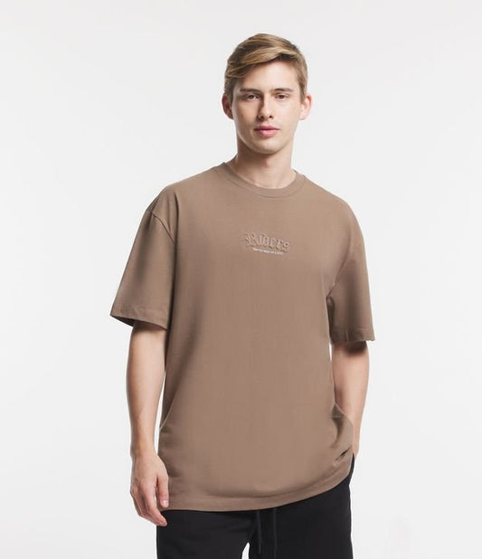 Camiseta Relaxed Fit com letras Minimalist Embossed Riders em marrom médio