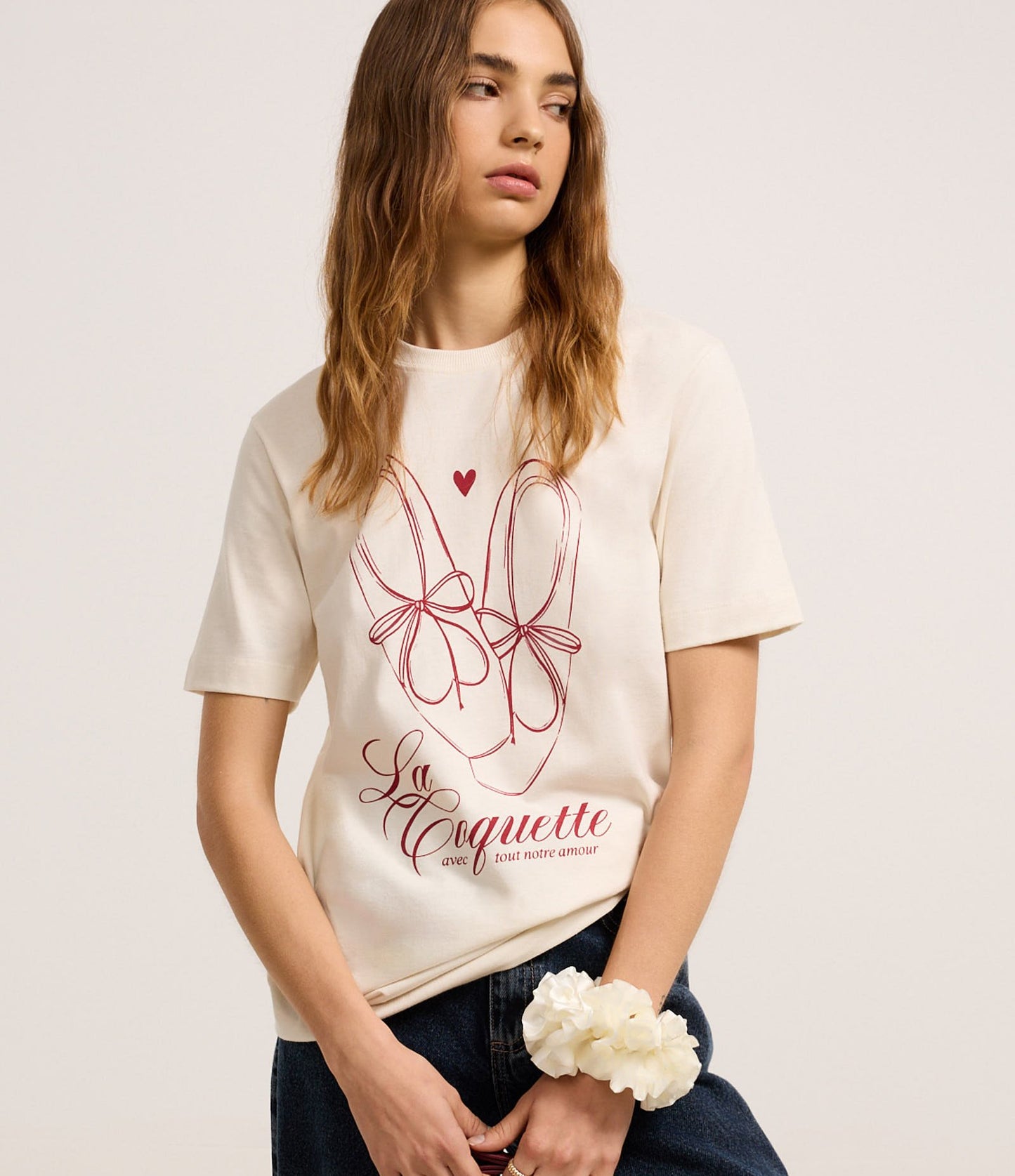 Maglietta in cotone con stampa di scarpette da ballo beige