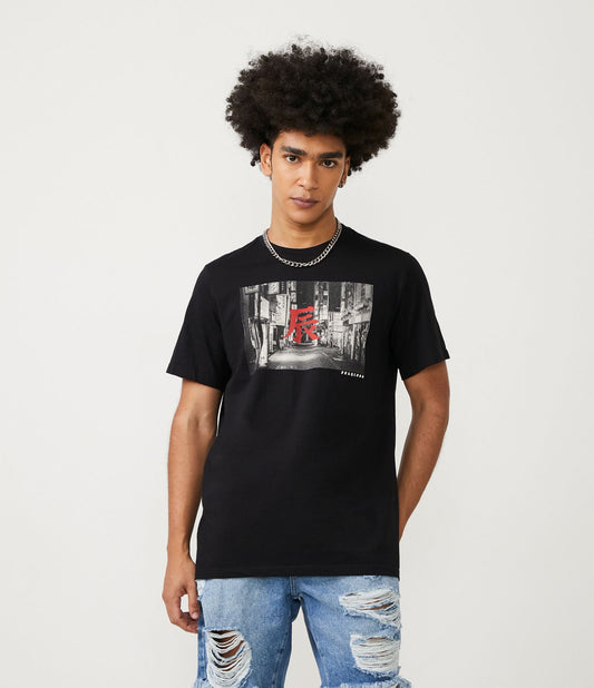 Camiseta de algodão preta com estampa de ideogramas e cidades na frente e nas costas