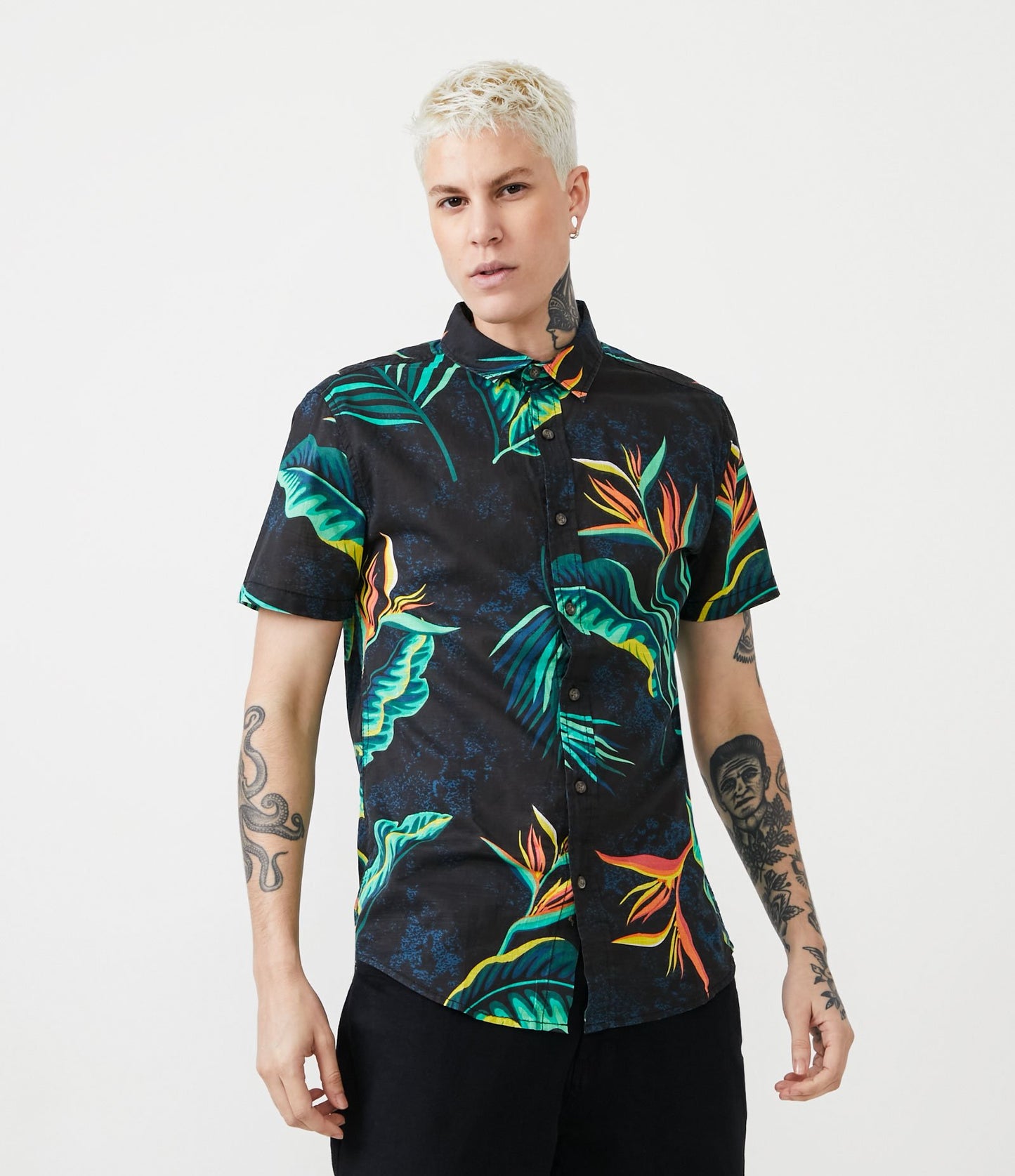 Camicia in voile dal taglio regolare con stampa a foglie nere