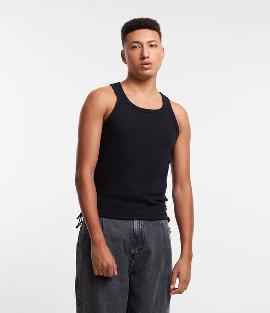 Blusa regata curta com nervuras preta e laços laterais