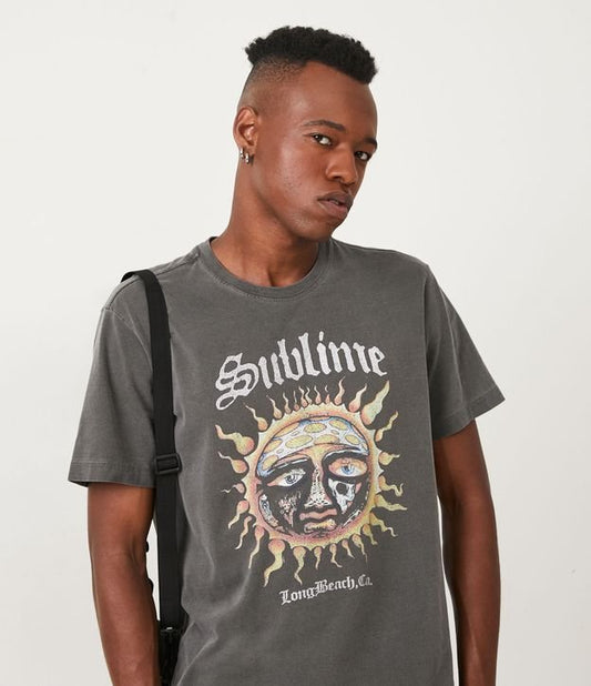 Camiseta Comfort em malha macia com estampa solar e letras Sublime em preto