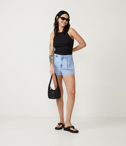 Calça jeans baggy azul-clara com dardos e bolsos desgastados
