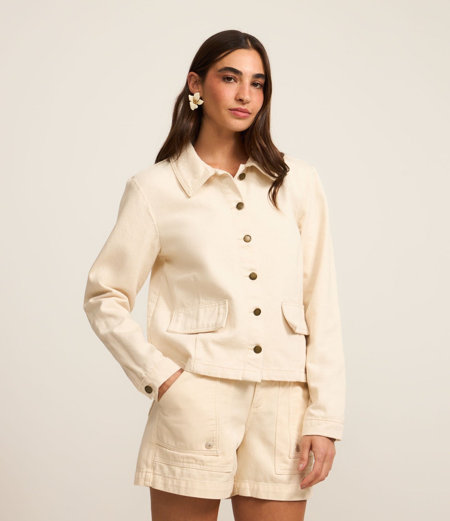 Chaqueta blanca de sarga con botones y bolsillos con solapa