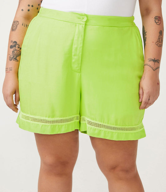 Pantaloncini in viscosa con dettaglio sull'orlo, Curve e taglie forti, verde