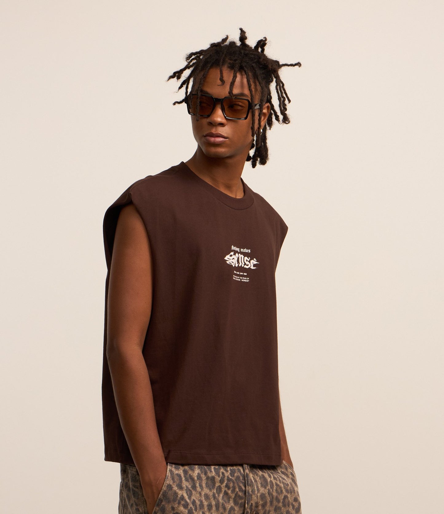 Canottiera boxy in maglia marrone con stampa a caratteri cubitali