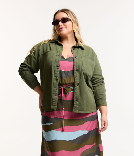Giacca overhirt in twill verde in versione Curve e taglie forti