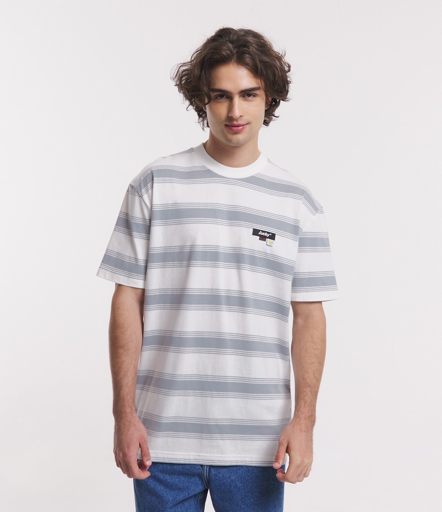 Camiseta Easy Fit listrada em meia malha com patch "Lucky" branco