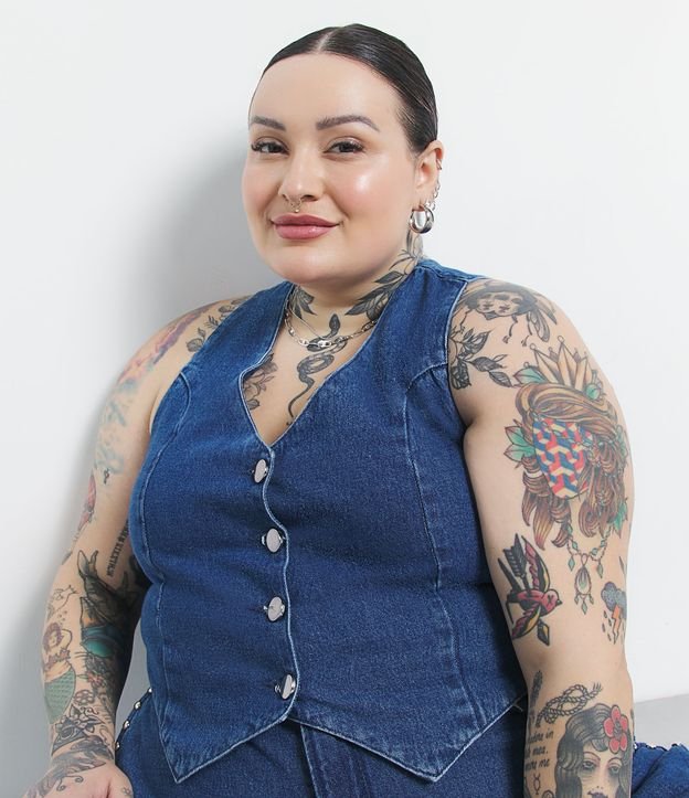 Curve & Plus Jessica Lopes Collection Colete de brim azul com botões na frente