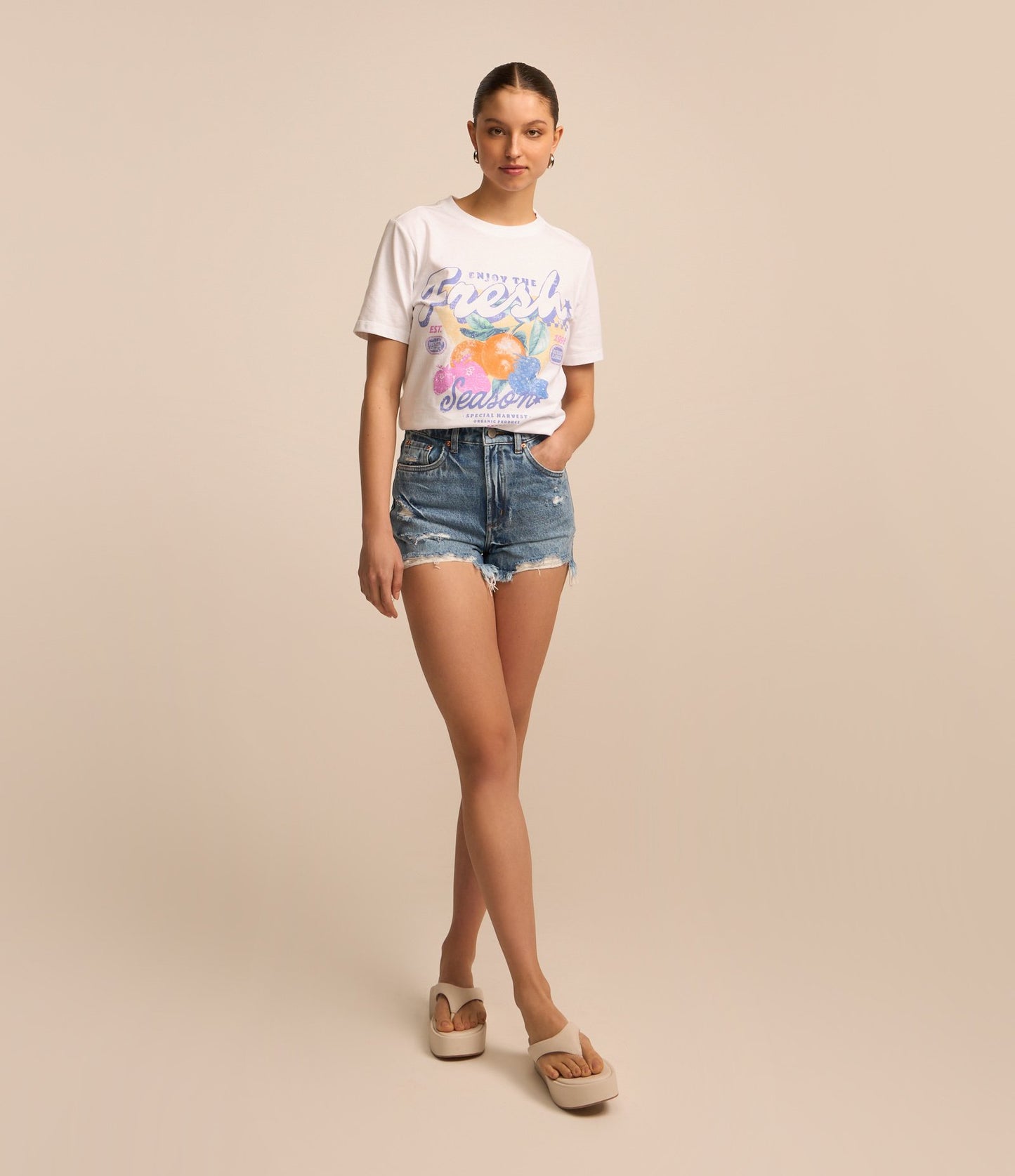 Shorts de brim azul com cintura alta e desgastado