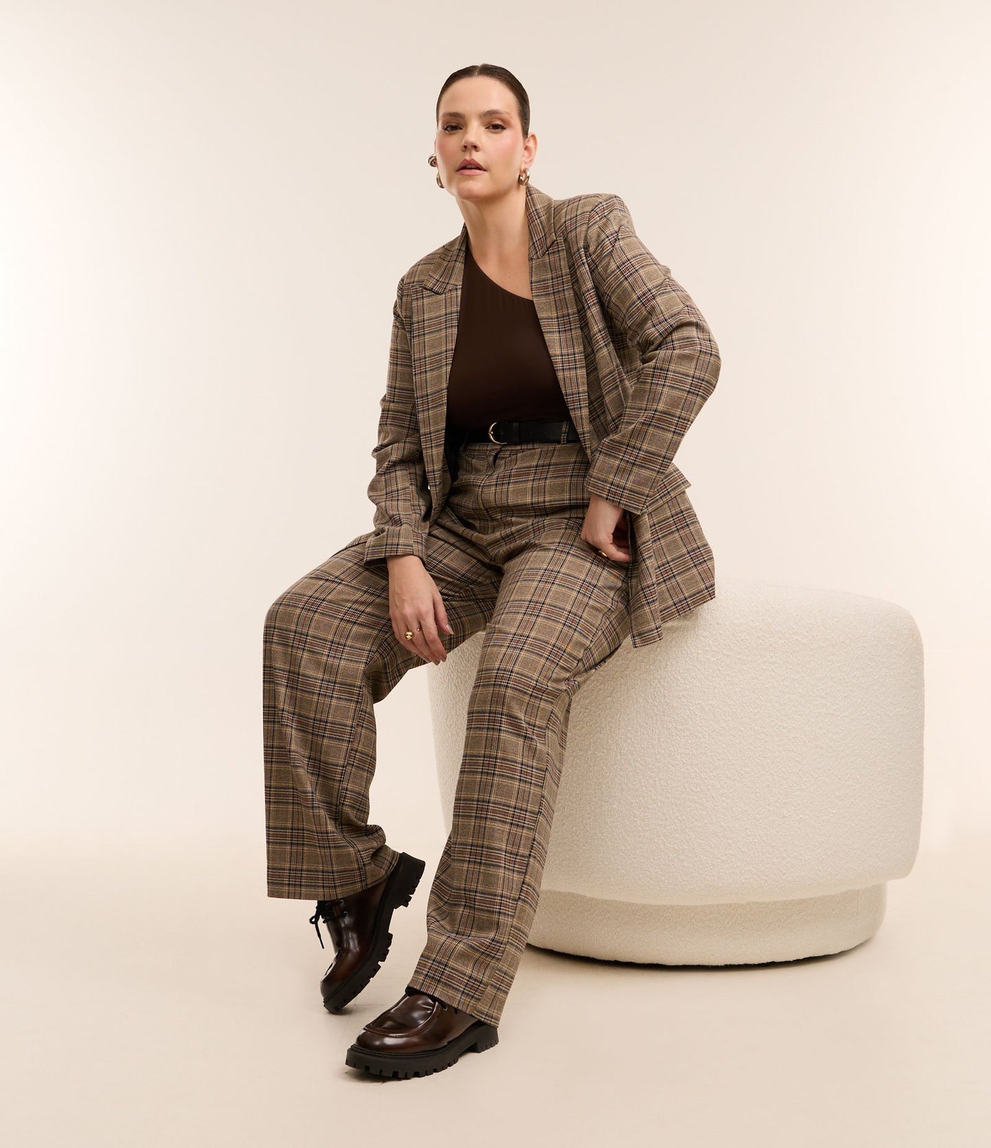 Pantaloni sartoriali a quadri dal taglio dritto con cintura, taglie forti e taglie forti, marrone/grigio