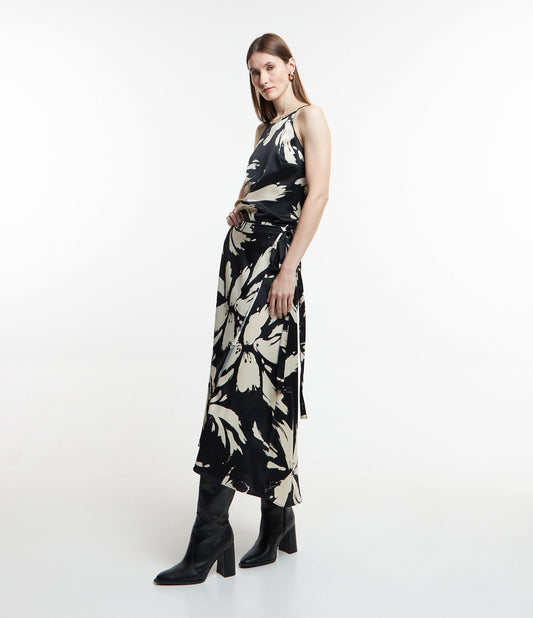 New Midi Wrap Skirt in Satin Fabric with Black/Off-White Floral Print (Nova saia midi envolvente em tecido de cetim com estampa floral em preto e branco)