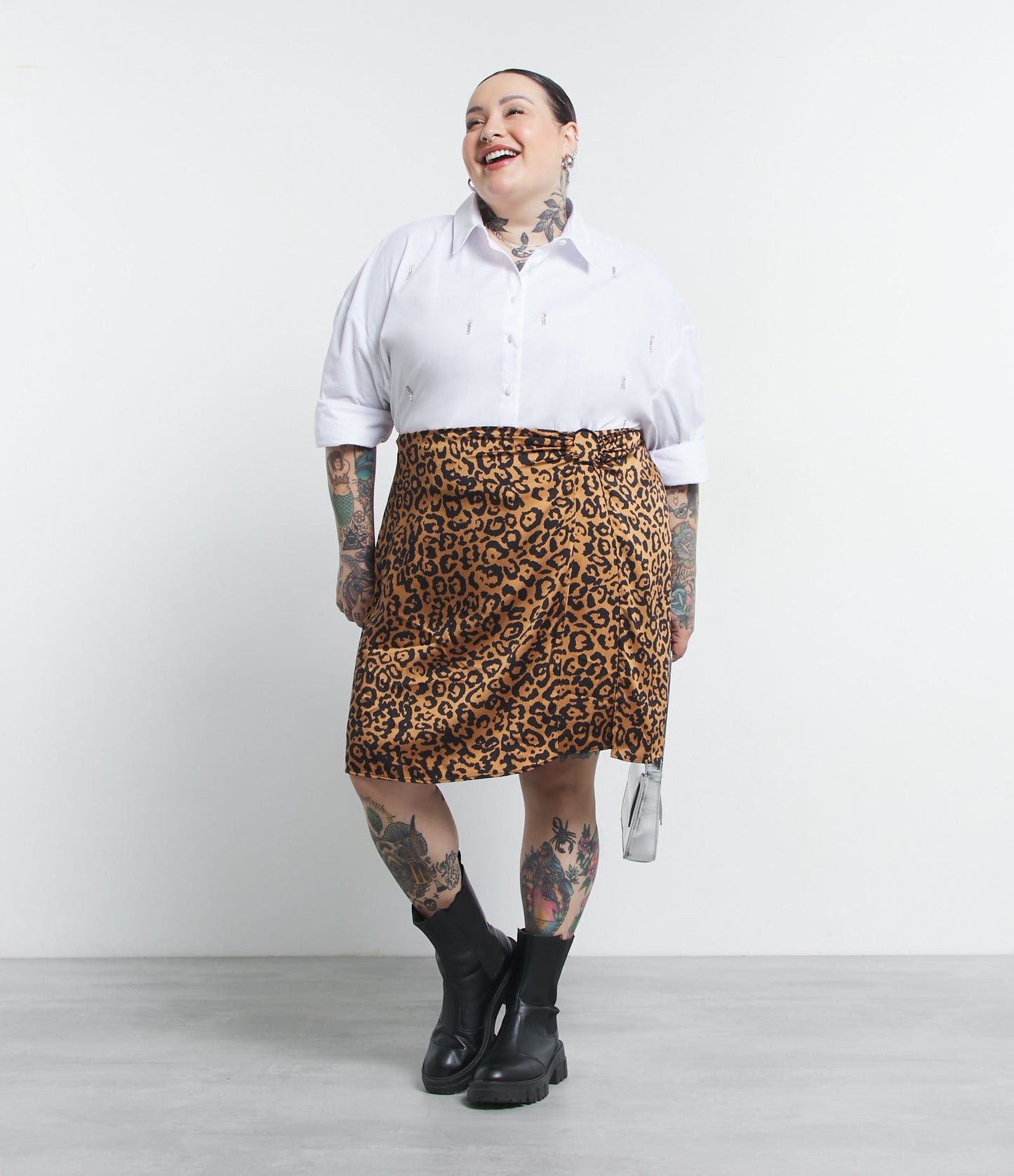 Falda corta de satén con estampado animal - Curvas y tallas grandes, Colección Jessica Lopes, Marrón