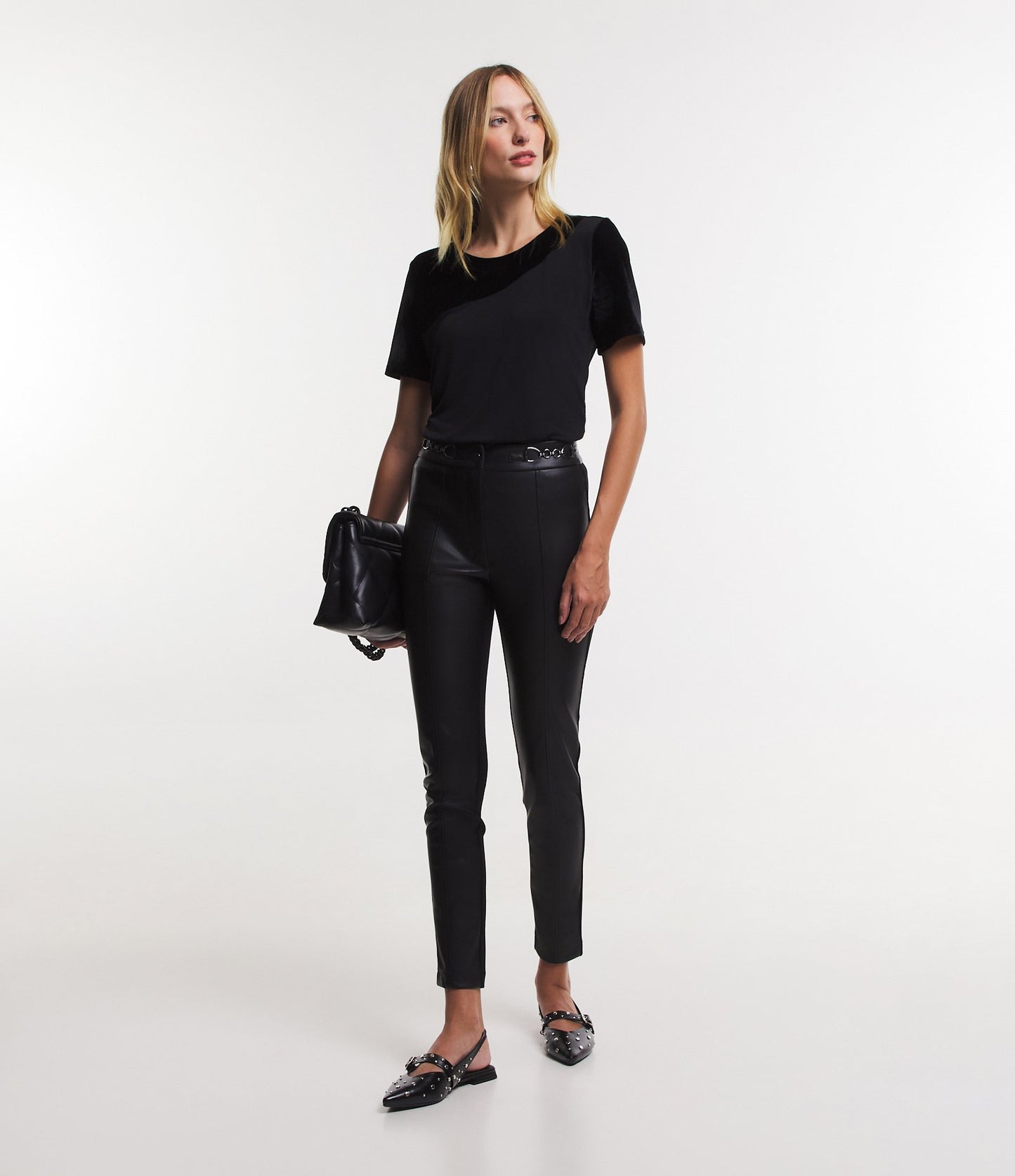 Leggings con parte anteriore sintetica e dettaglio catena in vita nera