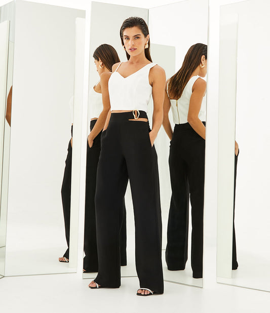 Calça reta de viscose com detalhe de argola preta