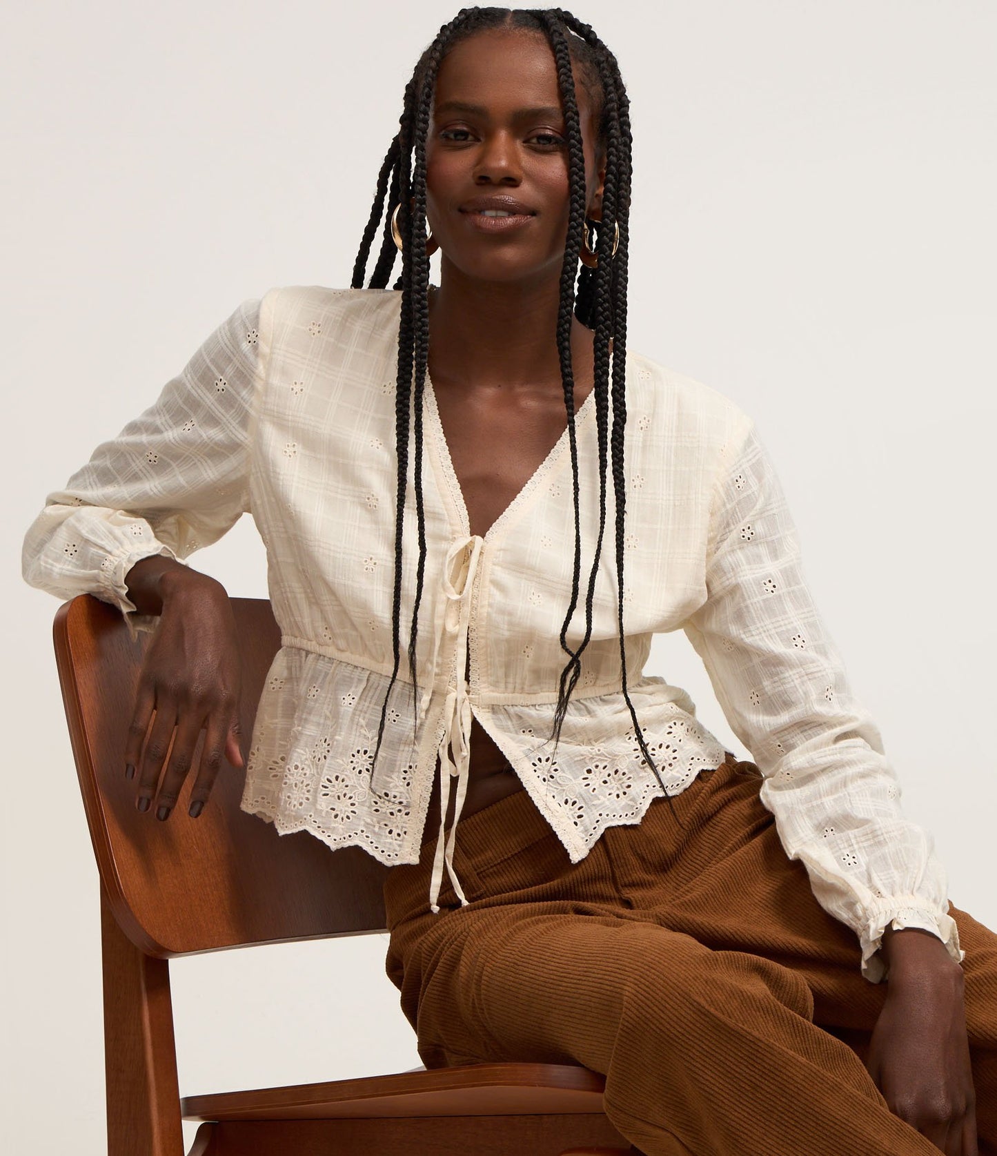 Blusa Laise Beige Corta con Bordado y Lazo Delantero