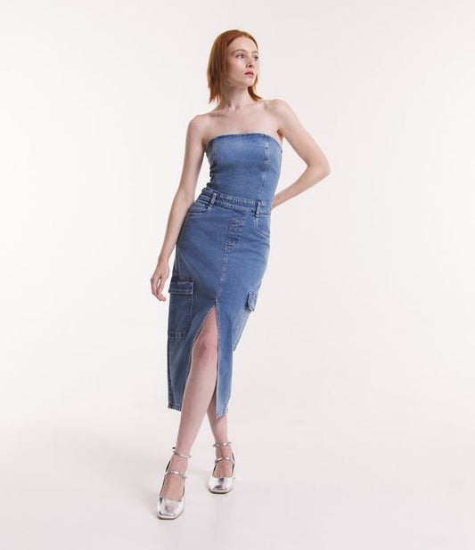 Vestito midi in denim con tasca cargo e spacco frontale in blu
