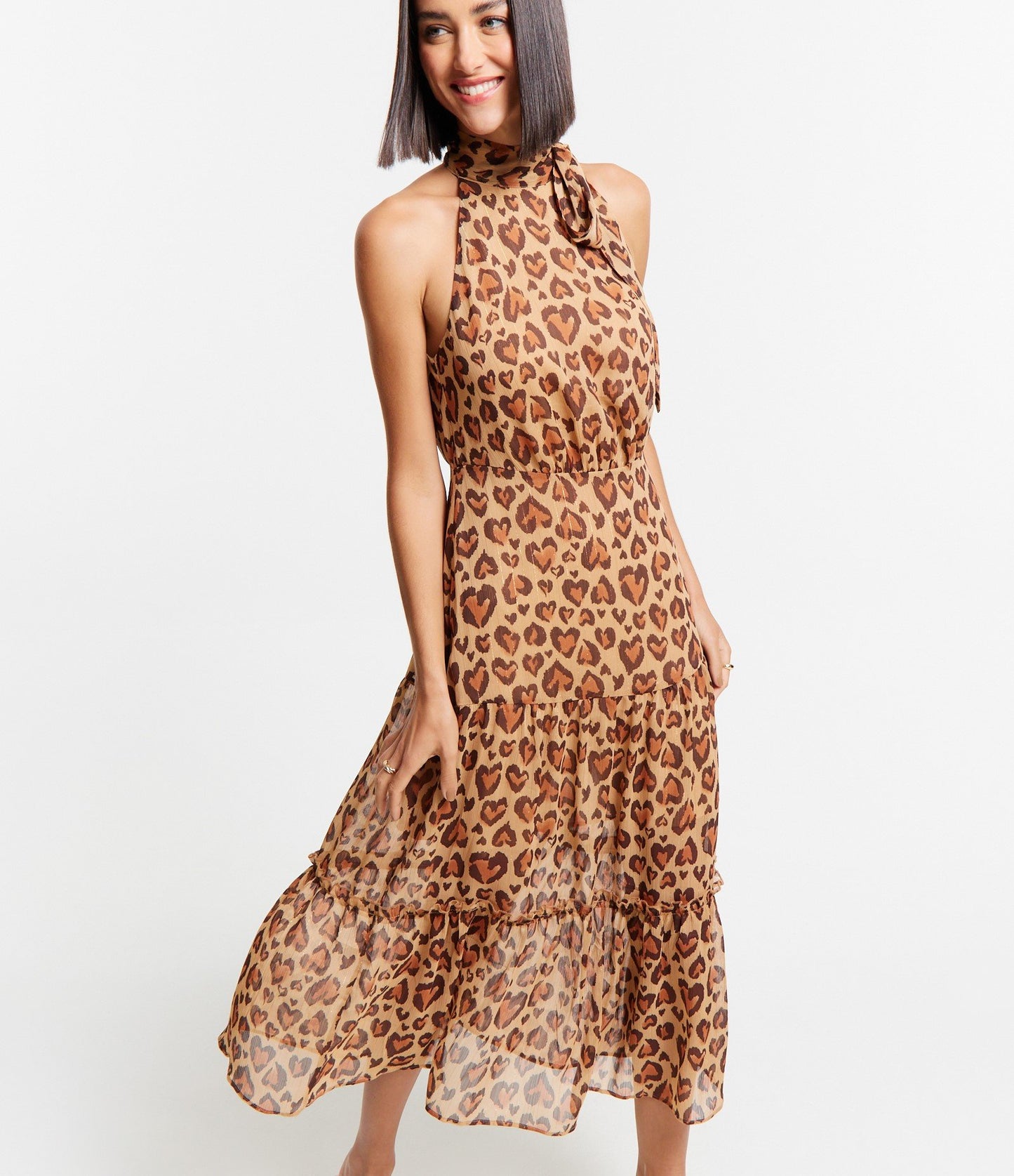 Vestido longo de chiffon com gola laço e estampa de coração de leopardo marrom