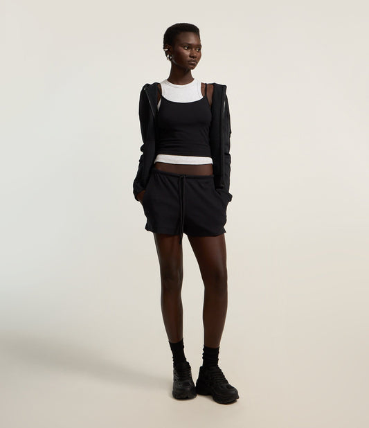 Shorts básicos pretos com nervuras e amarração na cintura