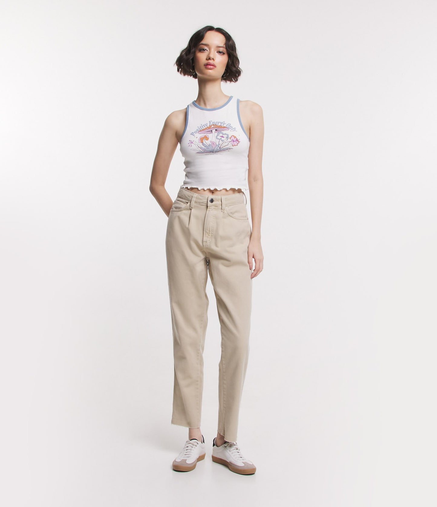 Jeans mom bege com pregas e bainha com punhos