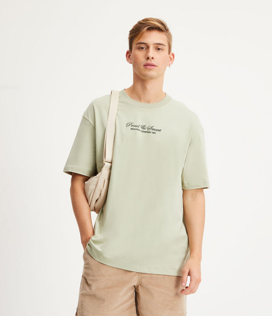 Camiseta de ajuste descontraído em malha verde com letras "Proud and Smart" (Orgulhoso e inteligente)