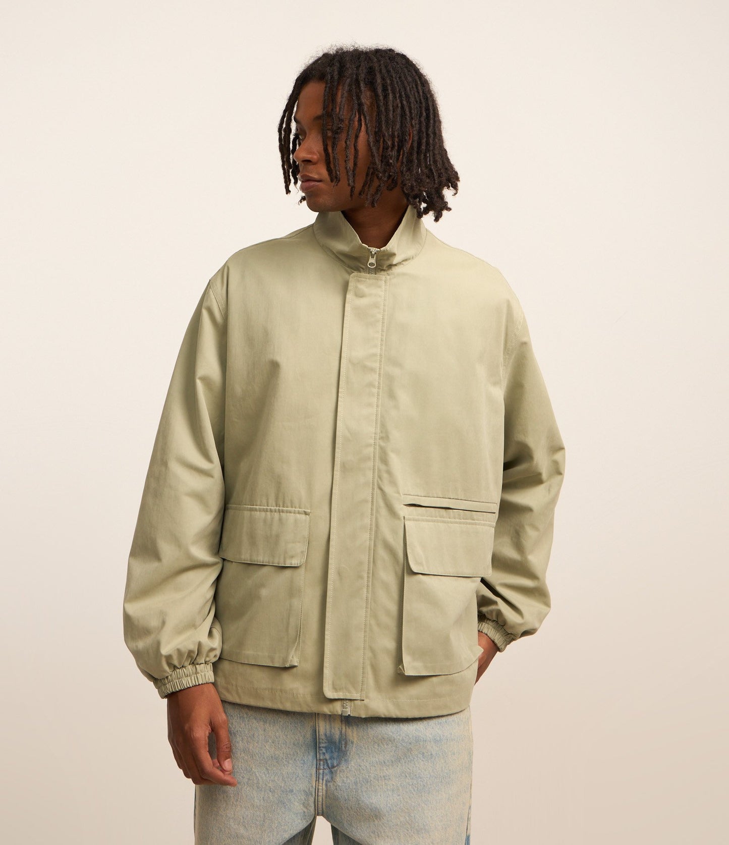 Giacca verde con collo alto e ampie tasche