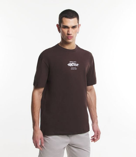 Camiseta Comfort em malha marrom com a inscrição "Nothing Makes Sense" (Nada faz sentido)