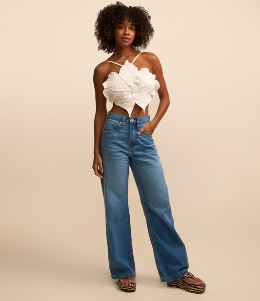 Jeans de perna larga com presilhas para cinto em azul