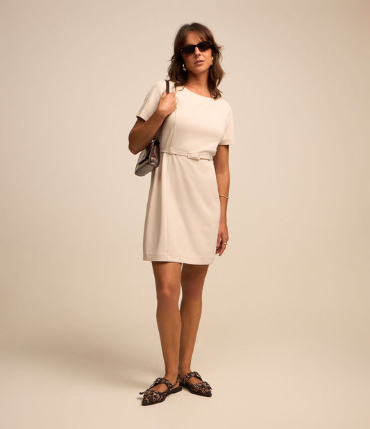 Vestido curto de crepe com cinto bege estreito