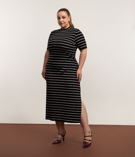Vestido midi de canalé con rayas, Curvas y tallas grandes, Negro/Blanco